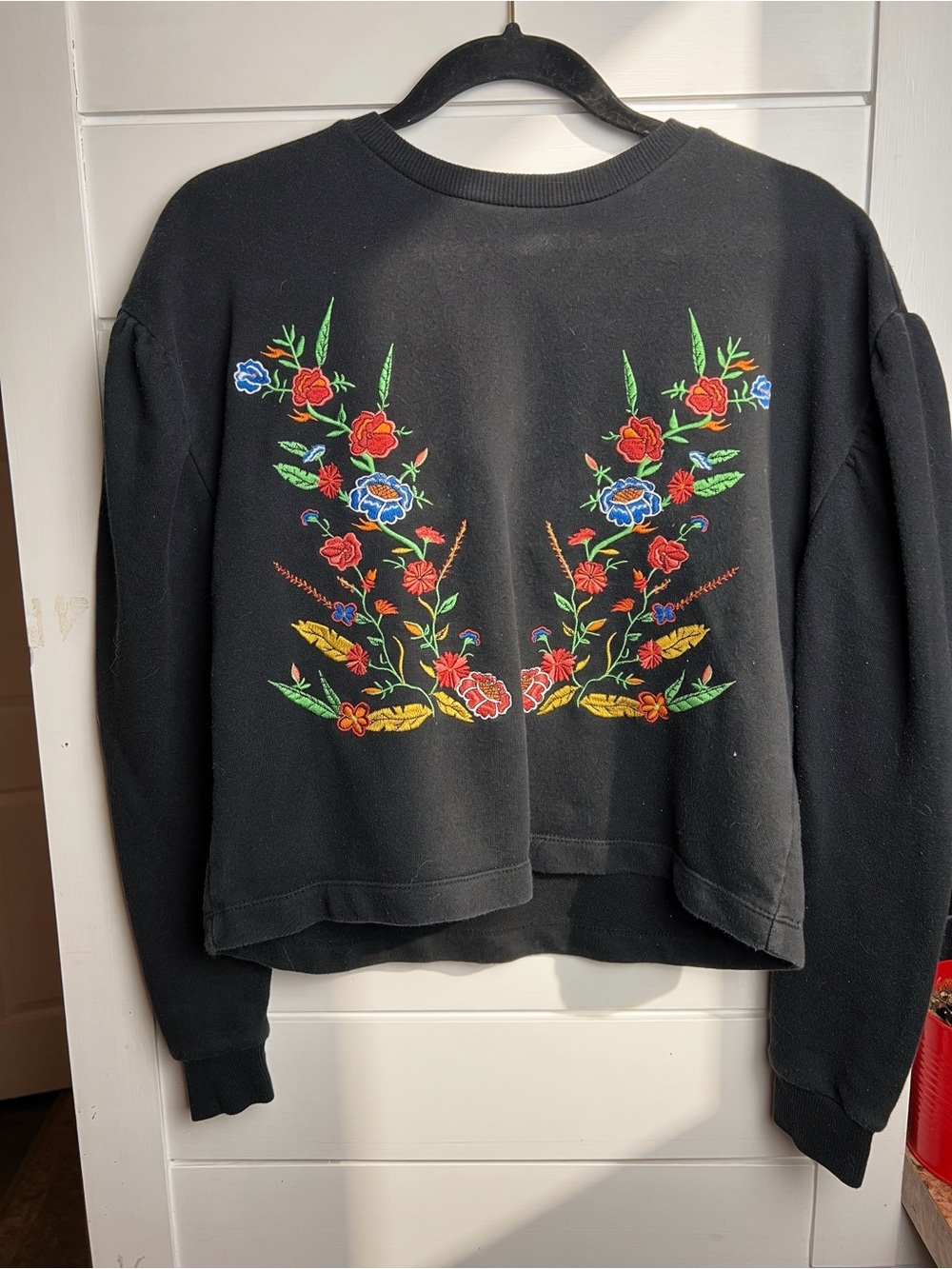 Romeo & Juliet Couture Embroidered Floral Crop Sweatshirt 🌹